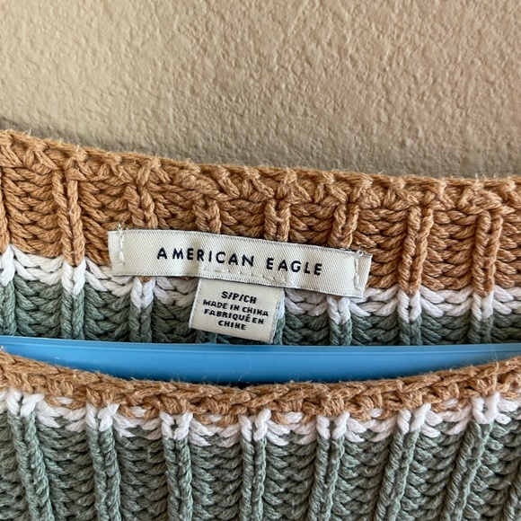 Size small heavyweight crop top American Eagle sweater worn once - Picture 2 of 3